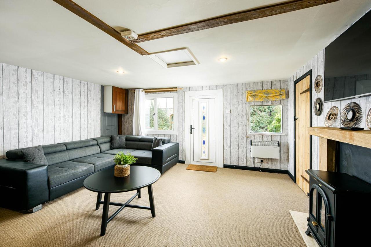 The West Barn Near Bath, Sleeps 24 And 2 Hot Tubs Villa Бристол Екстериор снимка