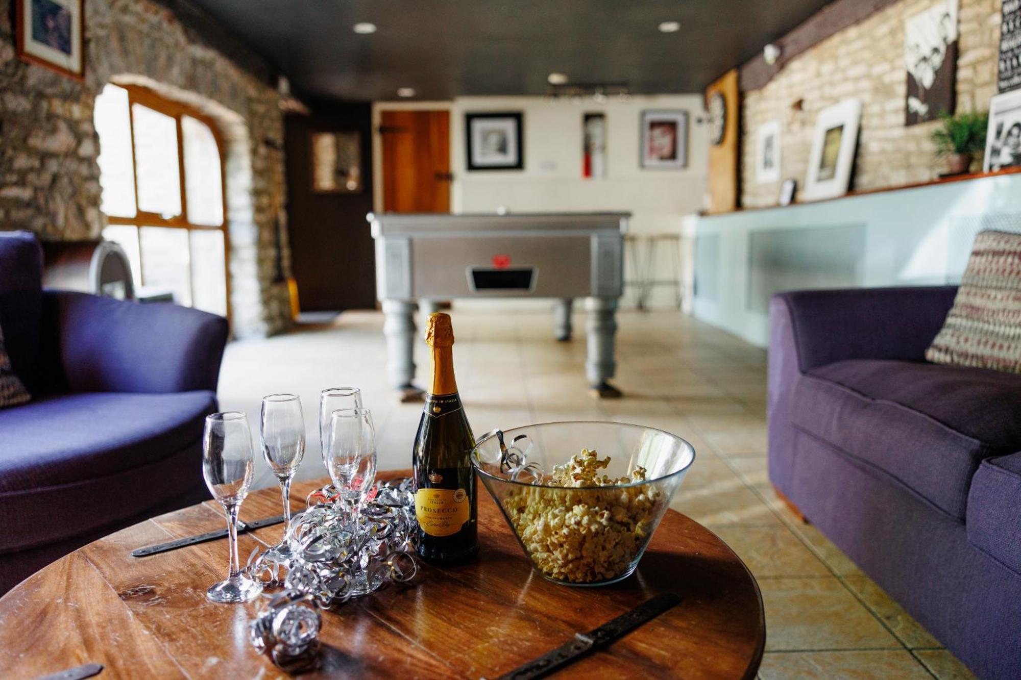 The West Barn Near Bath, Sleeps 24 And 2 Hot Tubs Villa Бристол Екстериор снимка