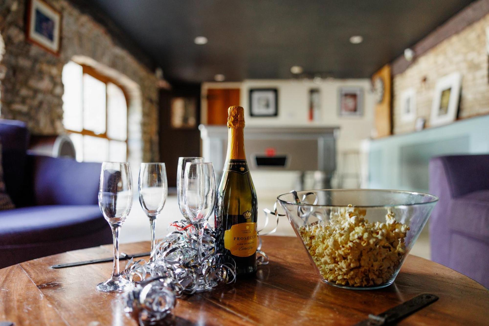 The West Barn Near Bath, Sleeps 24 And 2 Hot Tubs Villa Бристол Екстериор снимка