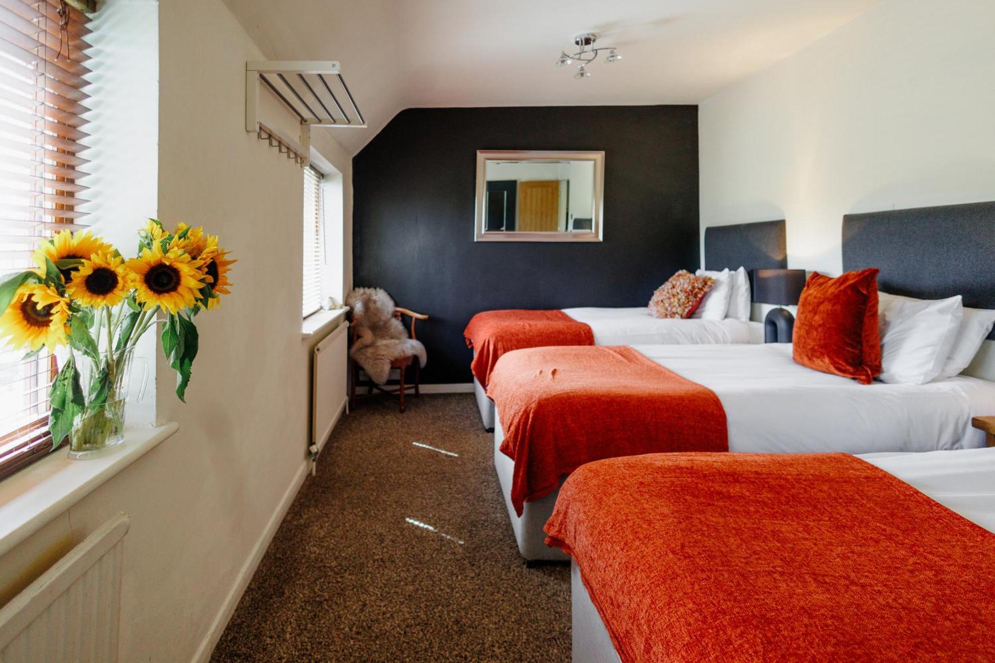 The West Barn Near Bath, Sleeps 24 And 2 Hot Tubs Villa Бристол Екстериор снимка