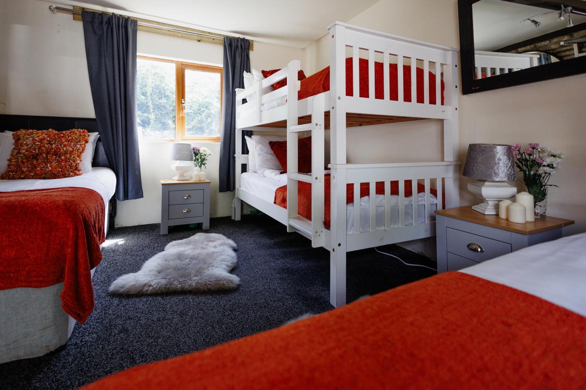 The West Barn Near Bath, Sleeps 24 And 2 Hot Tubs Villa Бристол Екстериор снимка